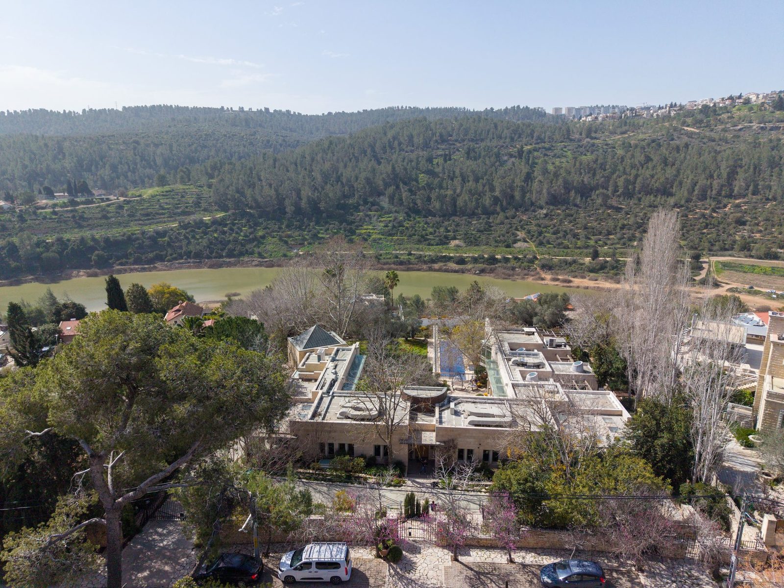 בית פרטי בהרי ירושלים — סקיילייט מדרך מעל חצר אנגלית פנימית